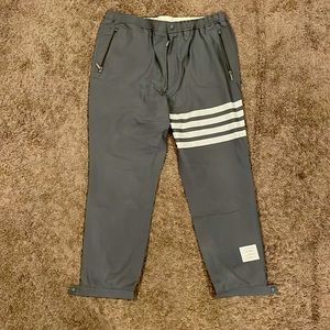 THOM BROWNE
Snap Front Elastic Waist Track Trouser Medium Grey